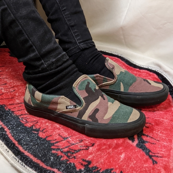 Men's 6.5 women's 8 Vans black and camo canvas slip ons - Picture 7 of 8
